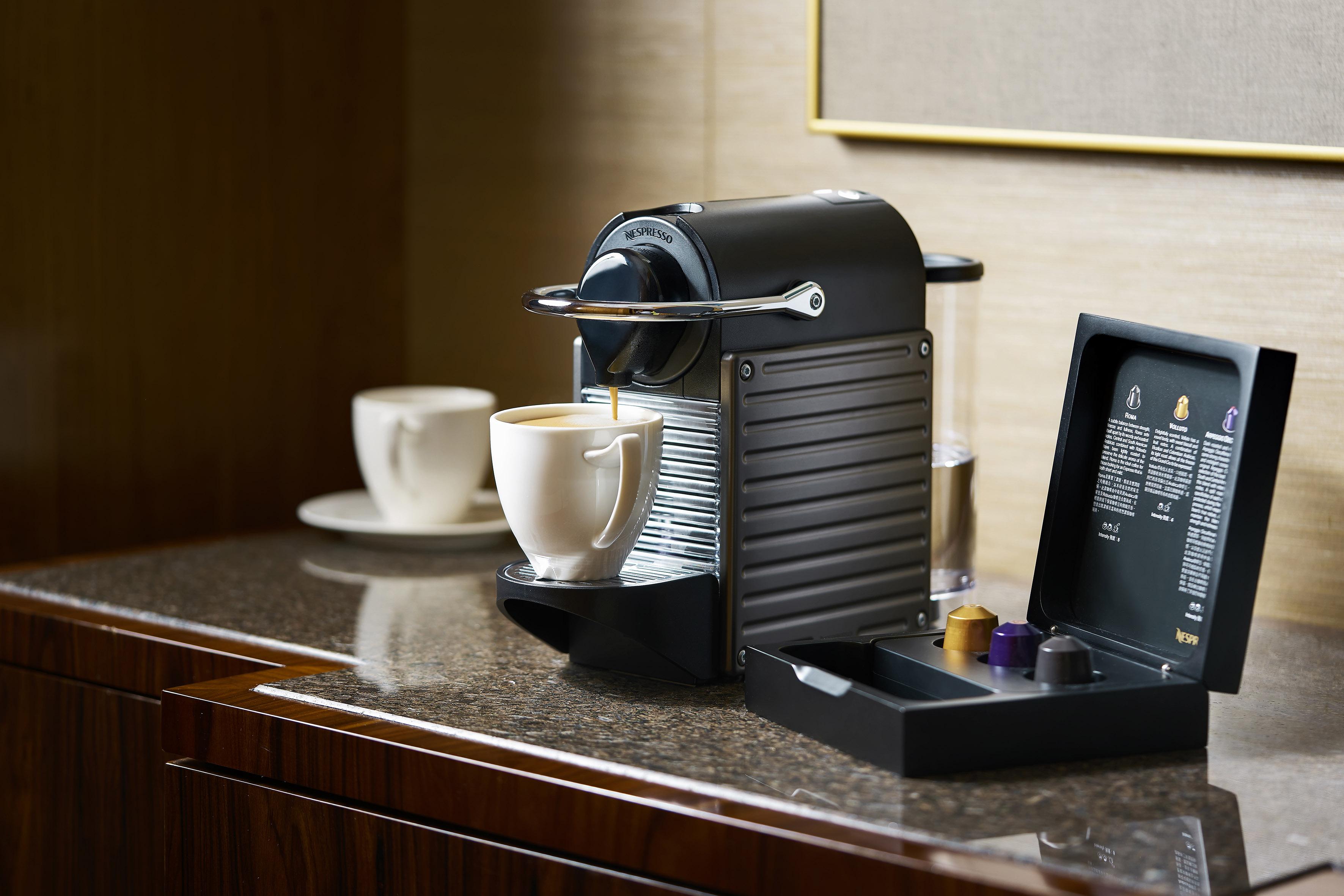 The Royal Garden Hotel Hongkong Kültér fotó A Nespresso machine