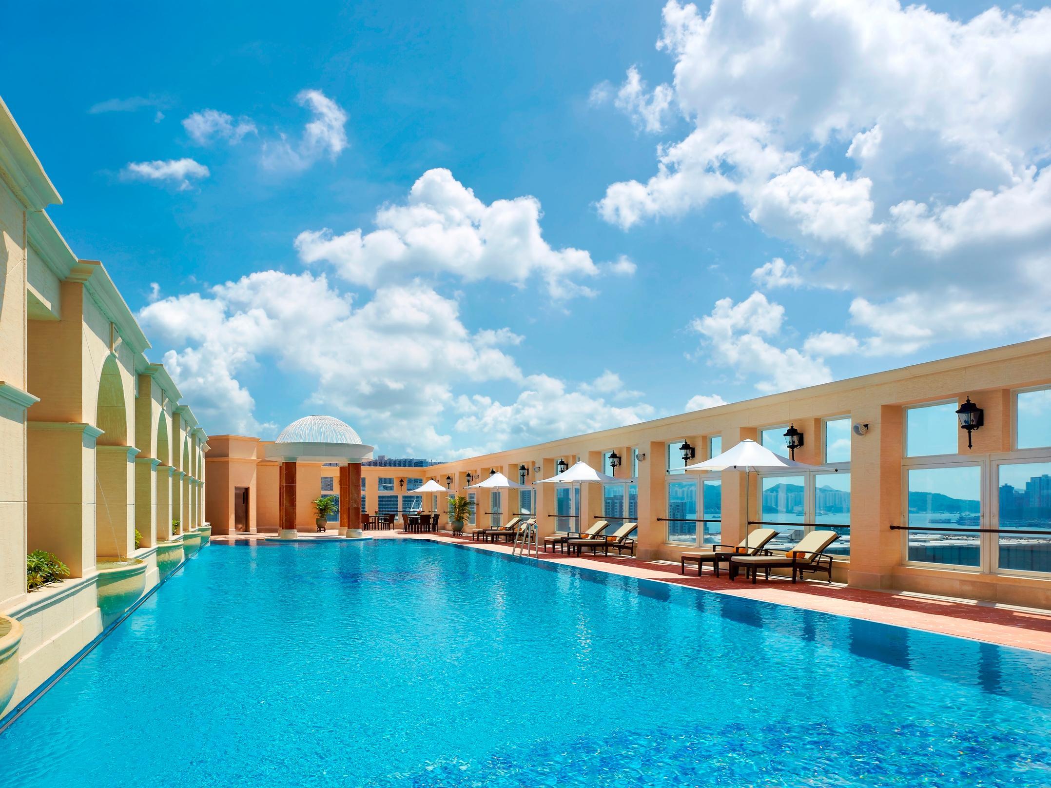 The Royal Garden Hotel Hongkong Kültér fotó The swimming pool at the hotel