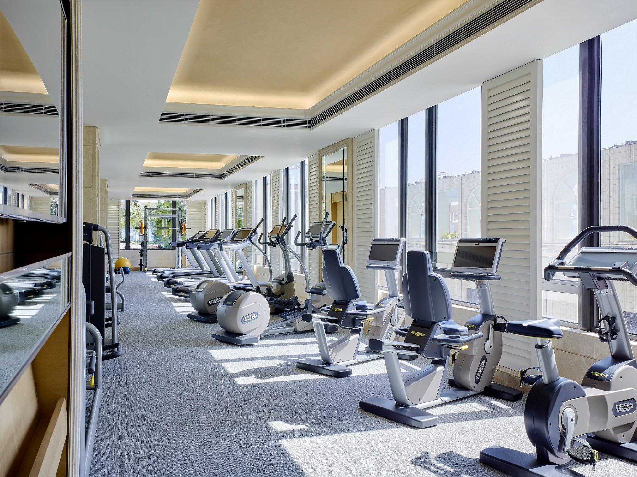 The Royal Garden Hotel Hongkong Kültér fotó The gym at the Westin