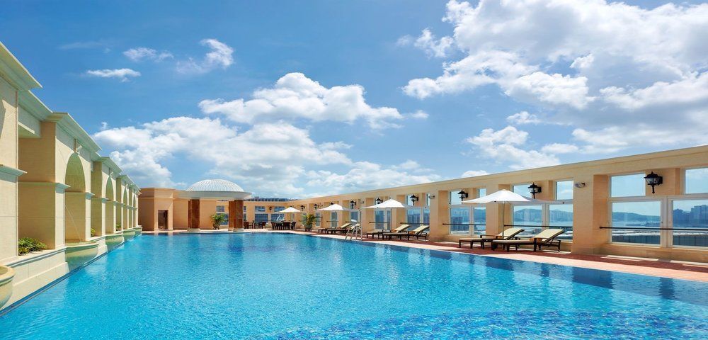 The Royal Garden Hotel Hongkong Kültér fotó The pool at the hotel