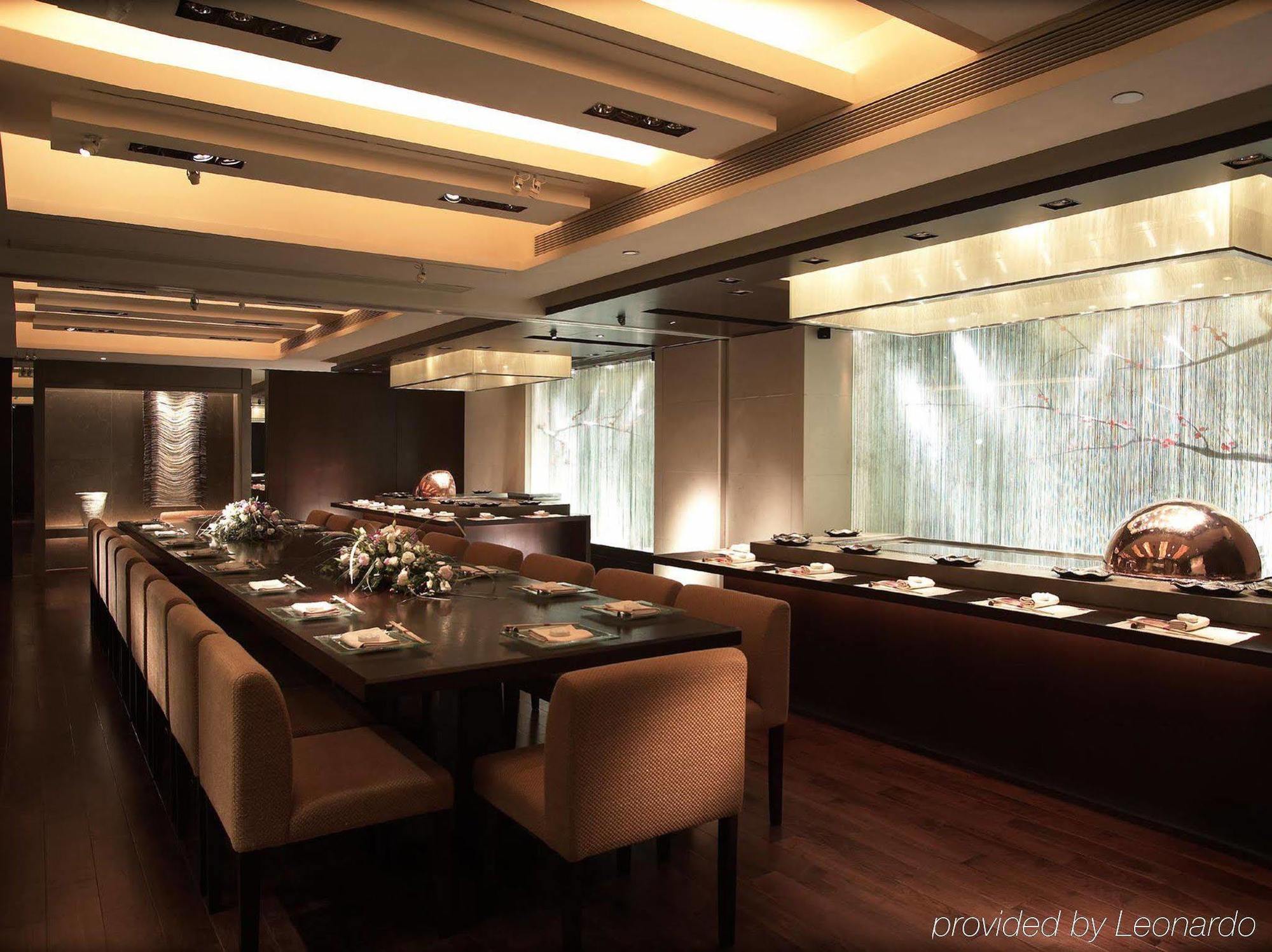 The Royal Garden Hotel Hongkong Étterem fotó The interior of the restaurant