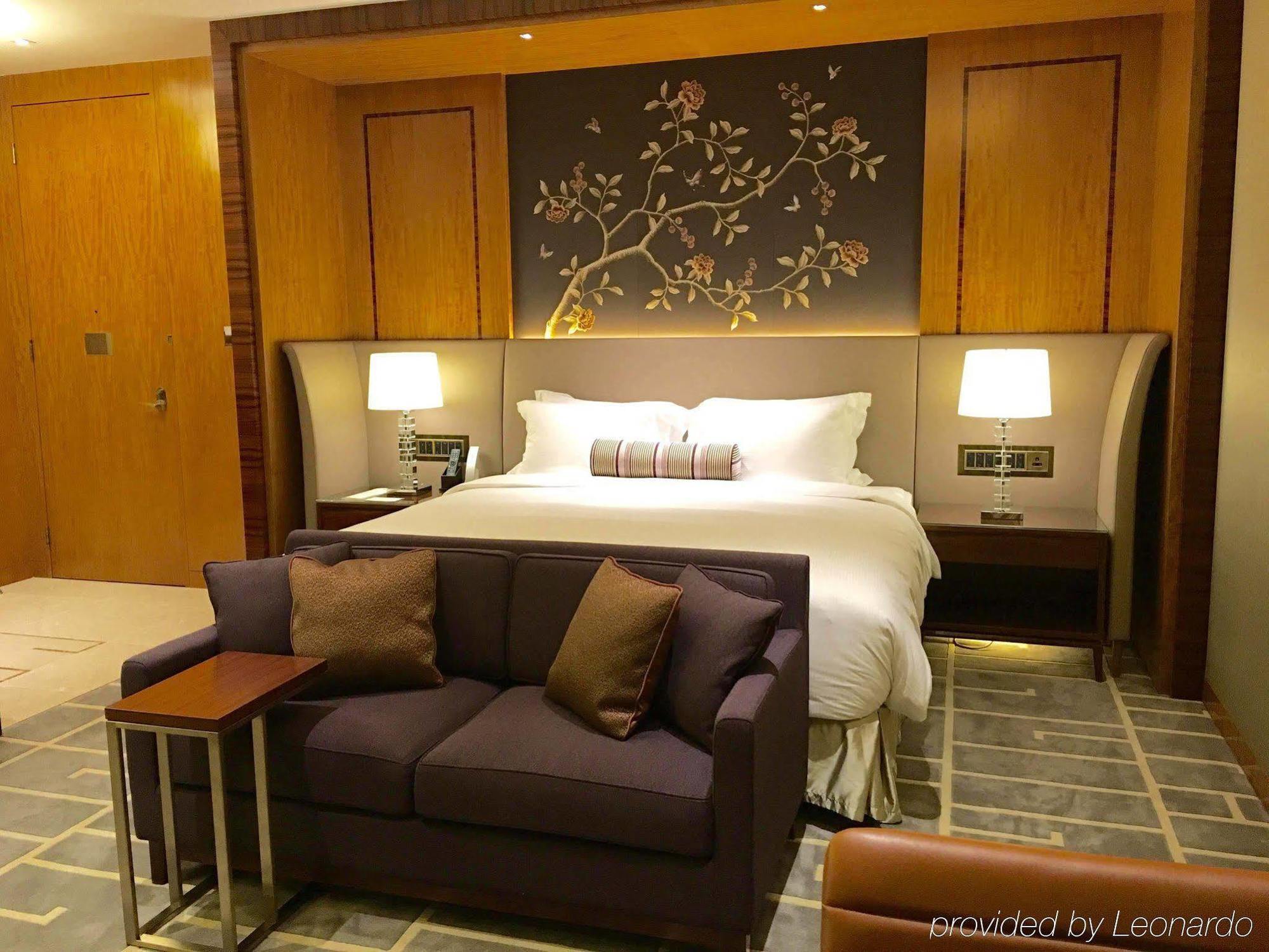The Royal Garden Hotel Hongkong Kültér fotó A bedroom at the Shangri-La Hotel, Kuala Lumpur