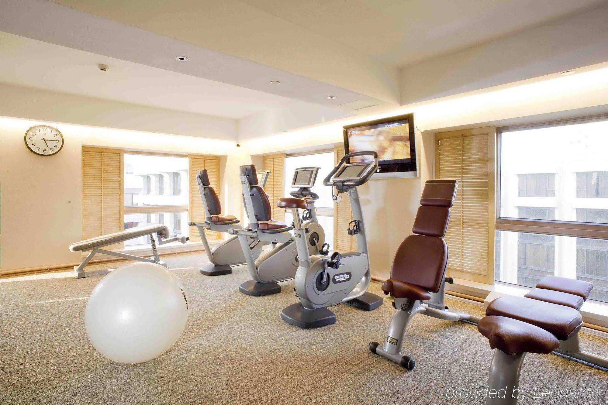 The Royal Garden Hotel Hongkong Létesítmények fotó The gym at the hotel