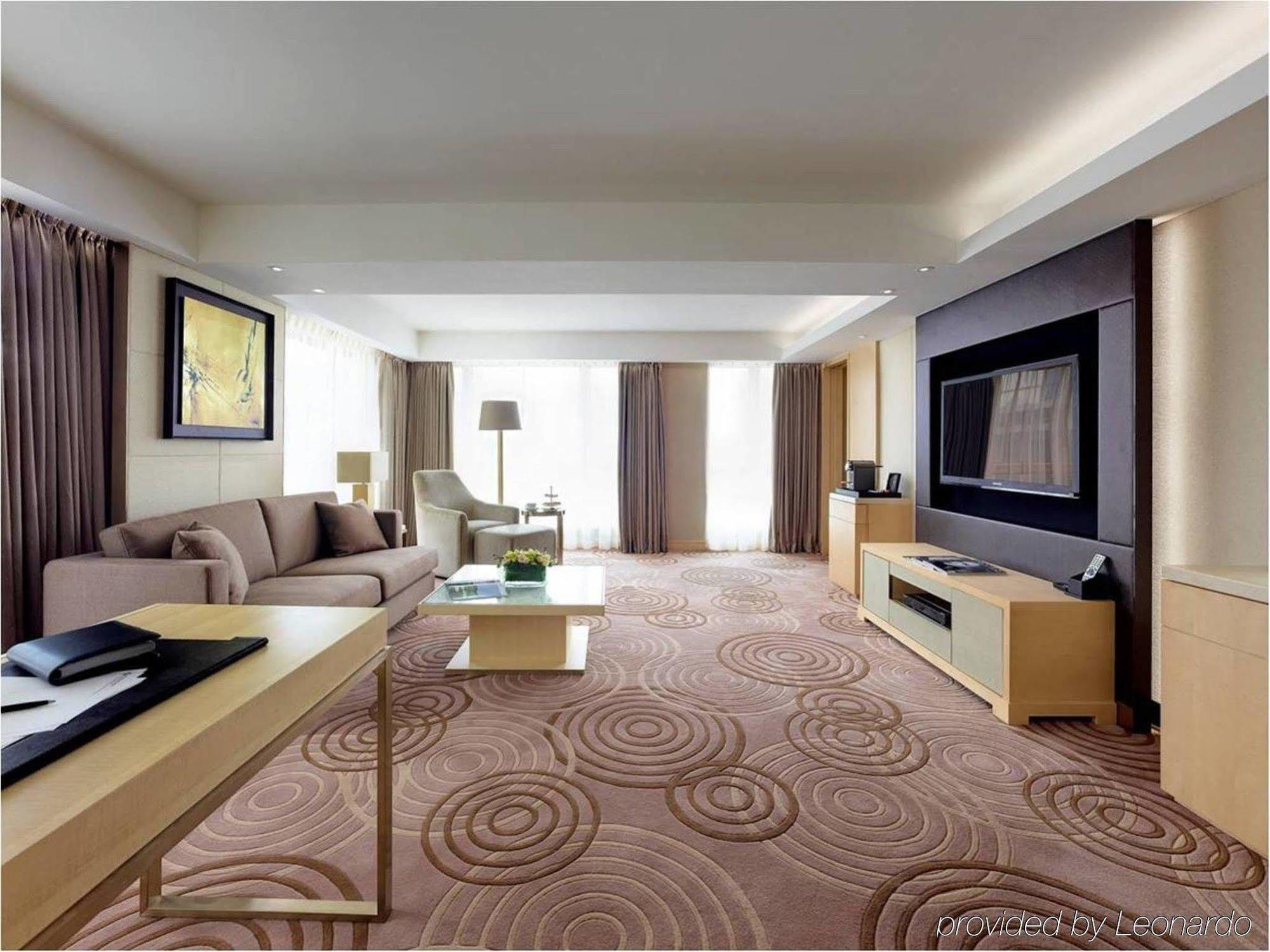 The Royal Garden Hotel Hongkong Szoba fotó A suite at the hotel