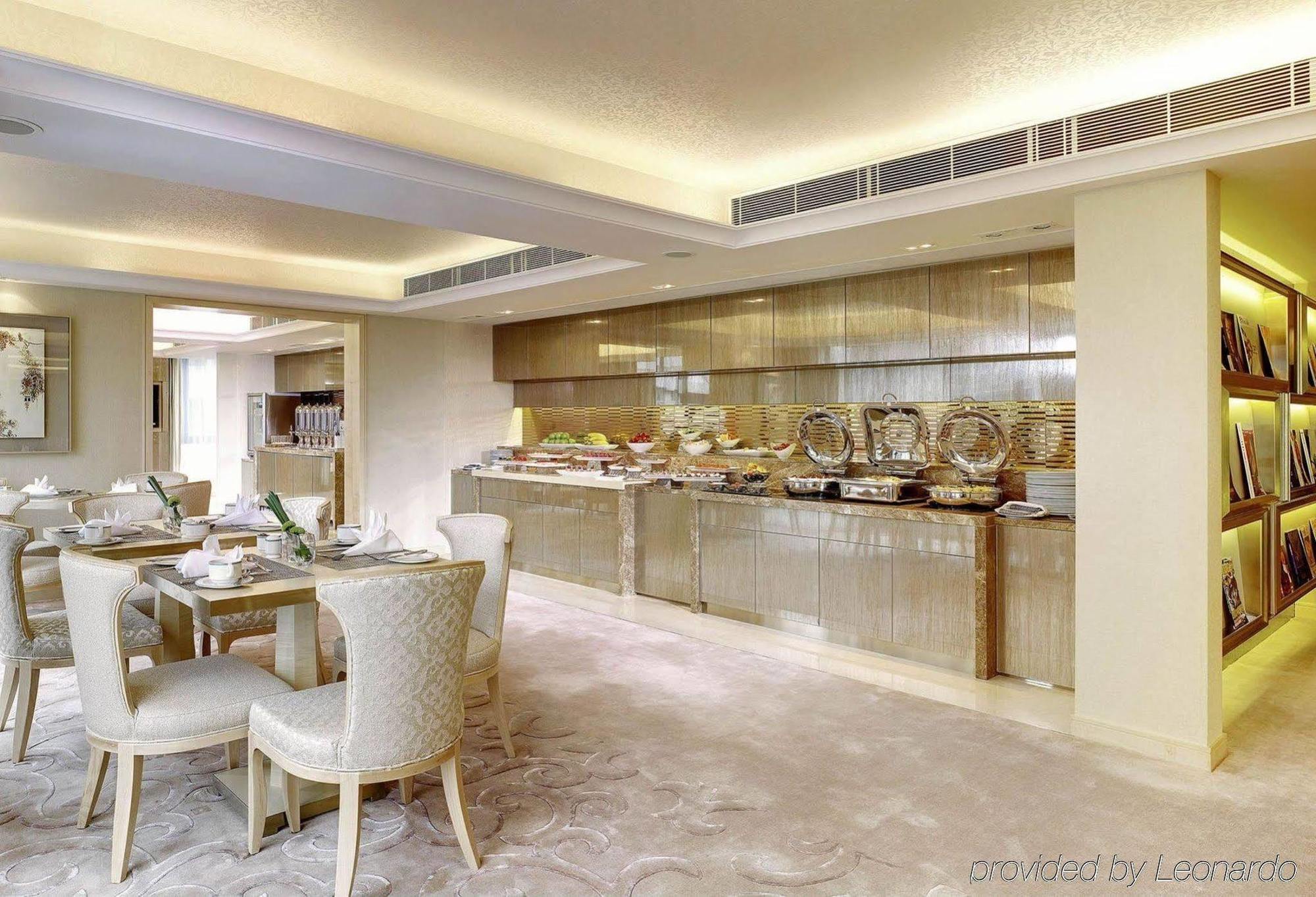 The Royal Garden Hotel Hongkong Kültér fotó The kitchen of a private suite