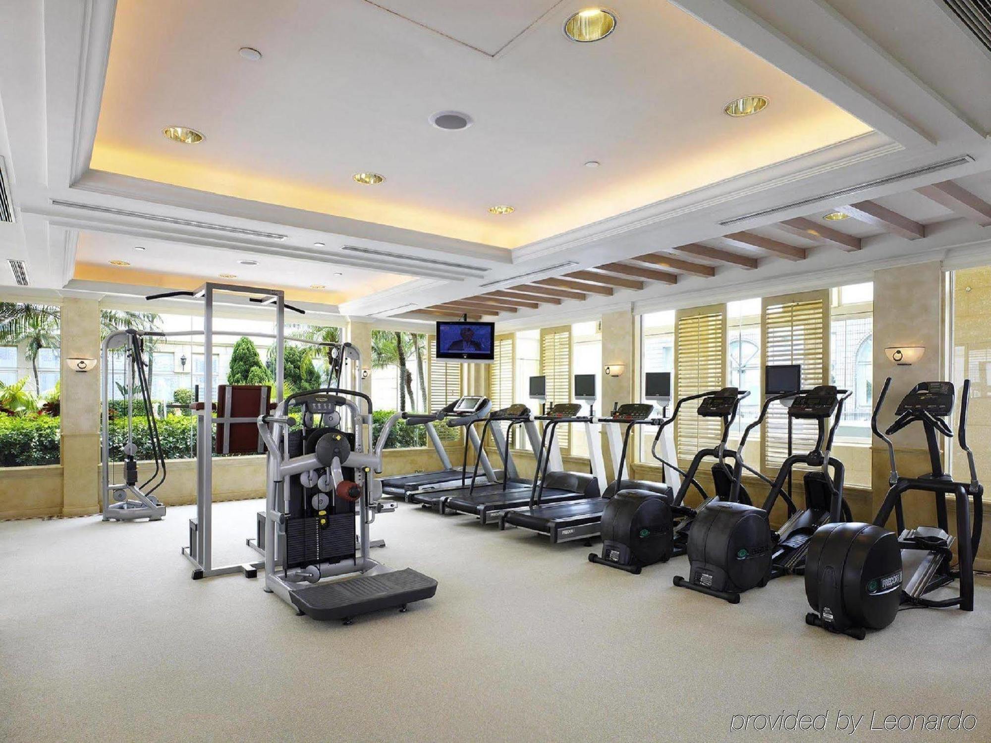 The Royal Garden Hotel Hongkong Létesítmények fotó The gym at the hotel
