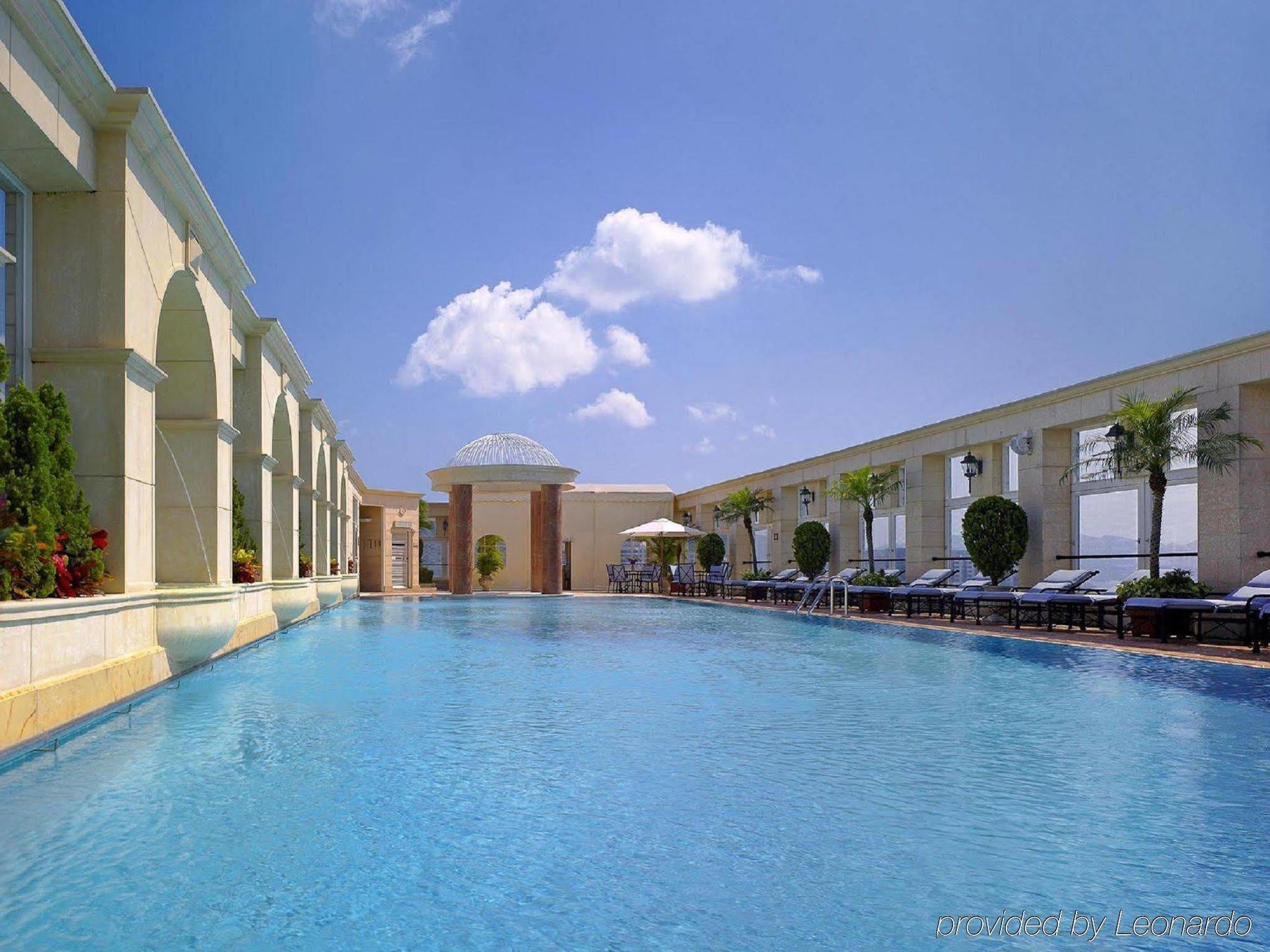 The Royal Garden Hotel Hongkong Létesítmények fotó The pool at the hotel