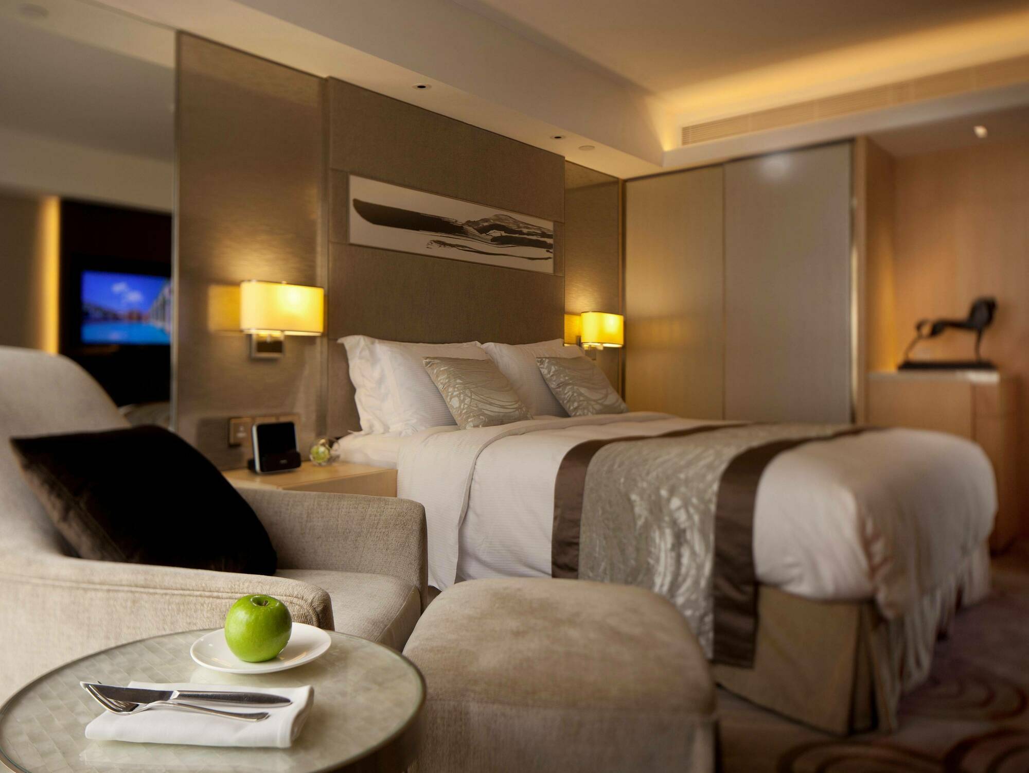 The Royal Garden Hotel Hongkong Kültér fotó A bedroom at the hotel